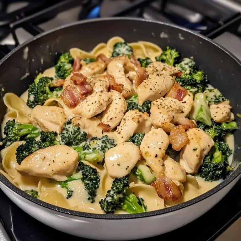 Creamy Garlic Butter Chicken Alfredo with Spinach, Bacon & Broccoli: Weeknight Comfort in One Pan