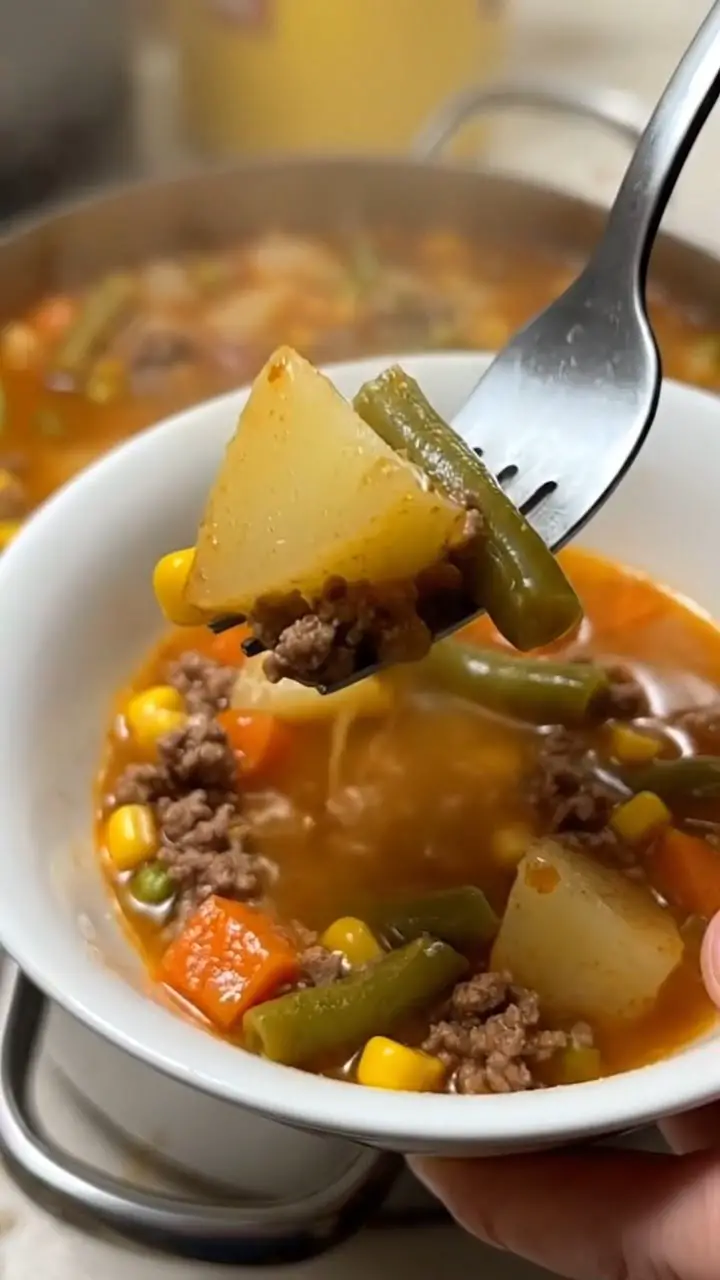Quick & Easy Stuffed Pepper Soup That Tastes Like Home