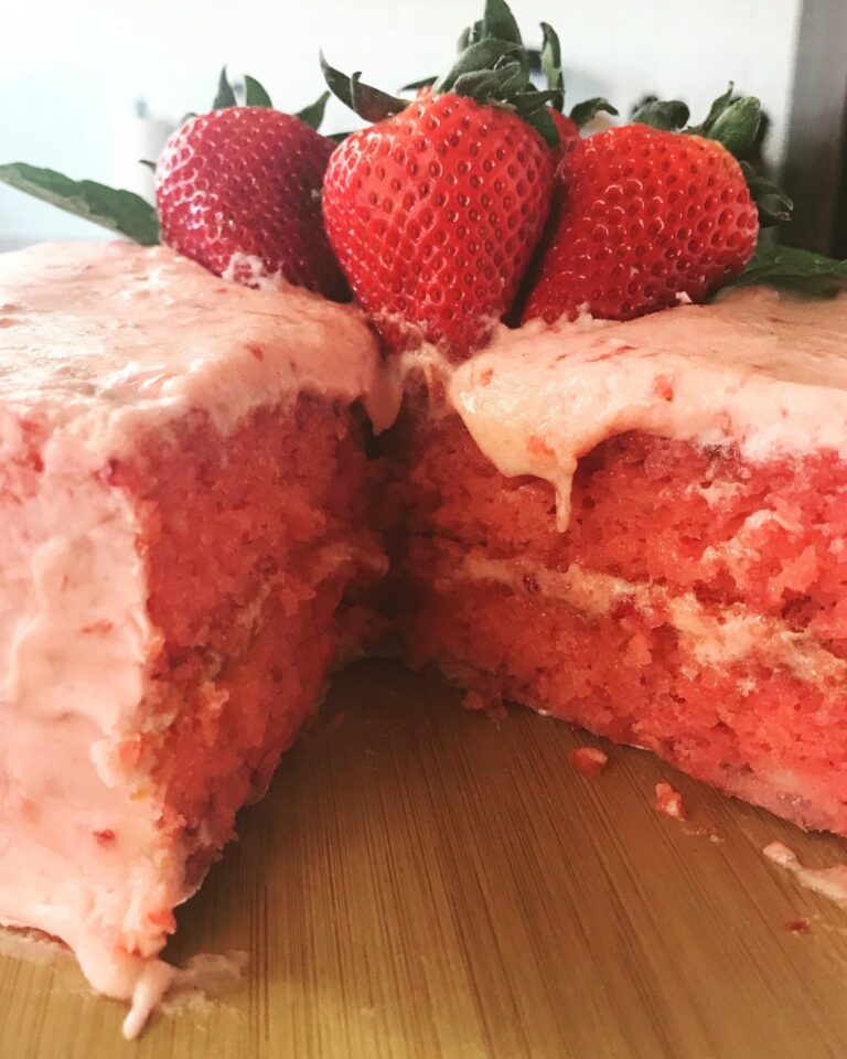 Mama Seward’s Strawberry Cake Recipe – Moist, Sweet, and Bursting with Flavor