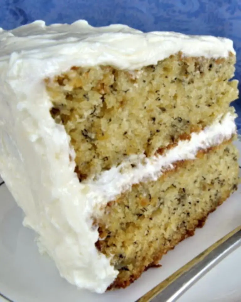 Banana Cake with Buttercream Frosting: A Moist and Classic Family Recipe