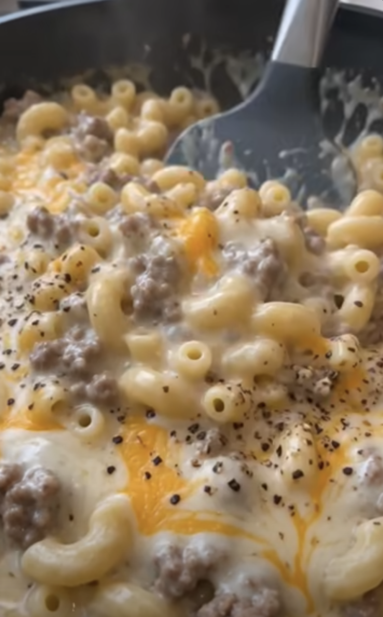 Cheesy Cream Garlic Butter Beef Macaroni Skillet – The Ultimate 30-Minute Comfort Food