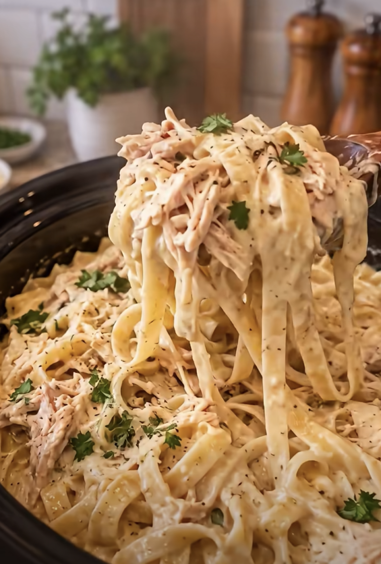 Crockpot Chicken and Noodles: Creamy Slow-Cooker Comfort Food