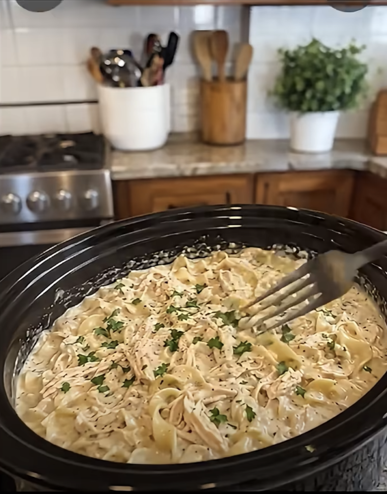 Slow Cooker Creamy Chicken and Noodles