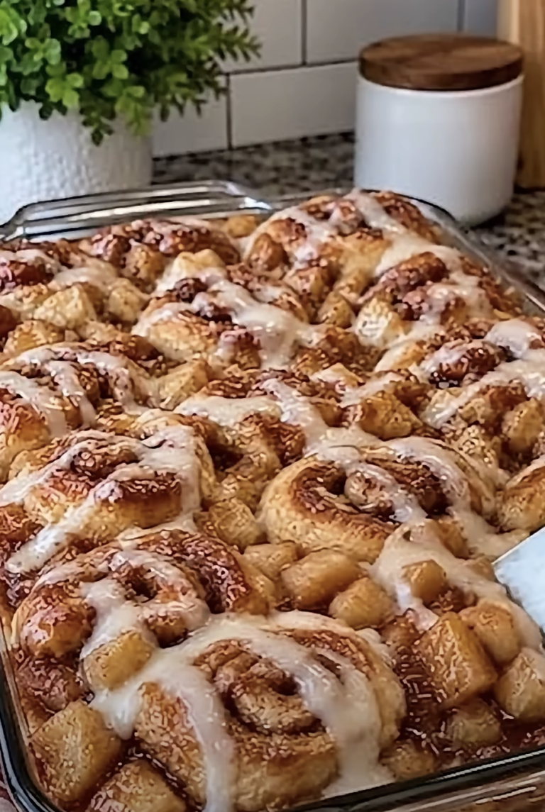 Cinnamon Roll Apple Pie Casserole