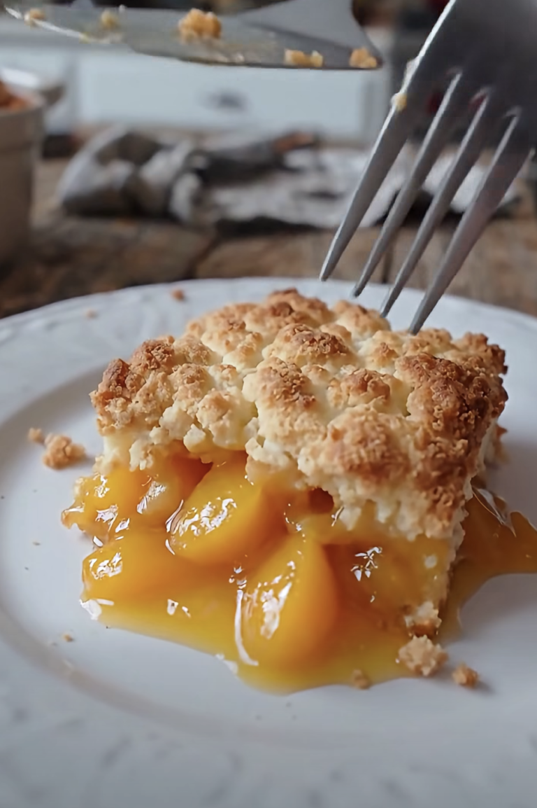 Sugar-Free Easy Peach Cobbler Mug Cake – Soft, Warm Dessert in Minutes