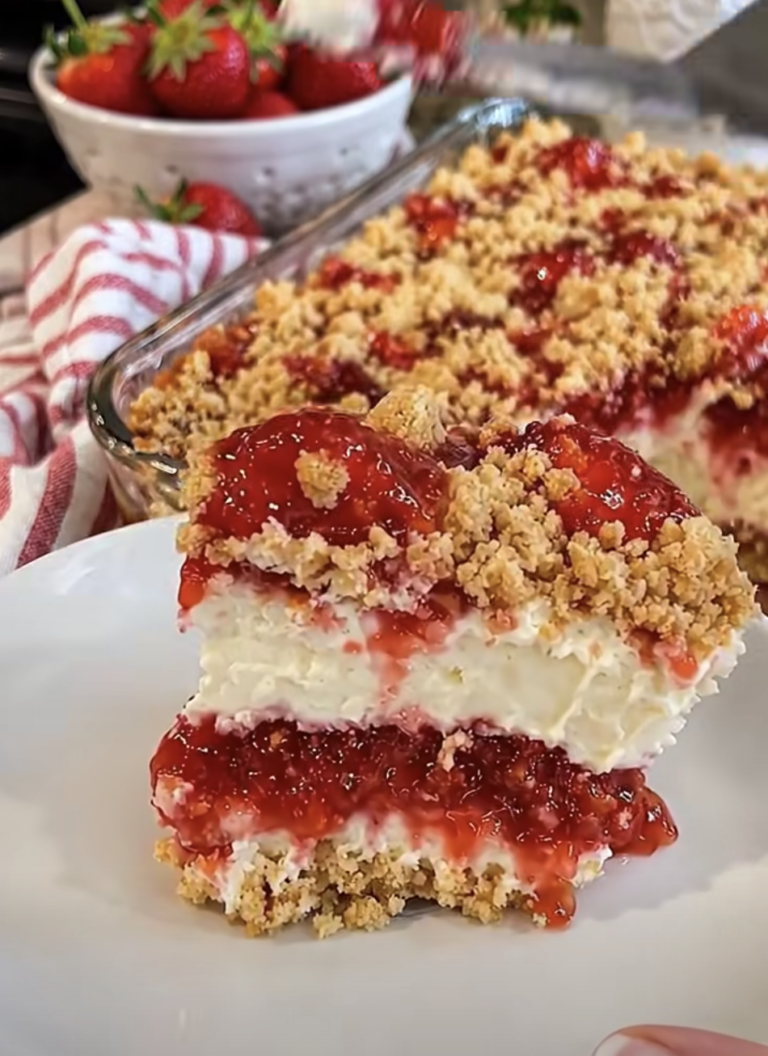 Strawberry Cheesecake Dump Cake – Easy, Creamy, and Irresistibly Delicious